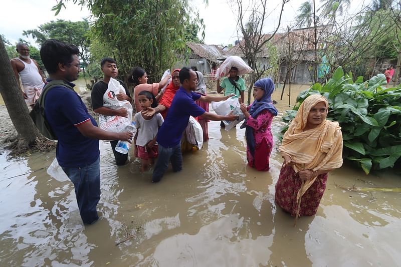 প্রথম আলো ট্রাস্টের উদ্যোগে আজ সোমবার কুমিল্লার বুড়িচং উপজেলার শংকুচাইল এলাকায় বন্যার্তদের মধ্যে ত্রাণ বিতরণ করা হয়েছে